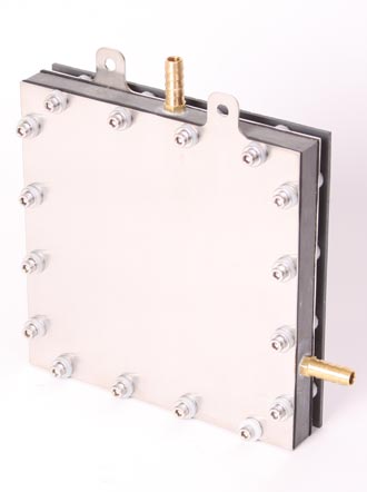 Generator HHO SLIMLINE 5.0 DRY CELL: Metalowa płyta z licznymi śrubami mocującymi, dwoma króćcami z brązu na górze i na dole, na białym tle.