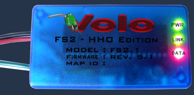 Niebieska obudowa urządzenia Volo FS2-HHO Edition z podłączonymi przewodami, widoczne diody LED sygnalizujące zasilanie, połączenie i transmisję danych.