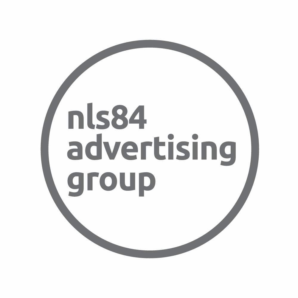 Szare logo firmy 'nls84 advertising group' umieszczone w szarym okręgu na białym tle.