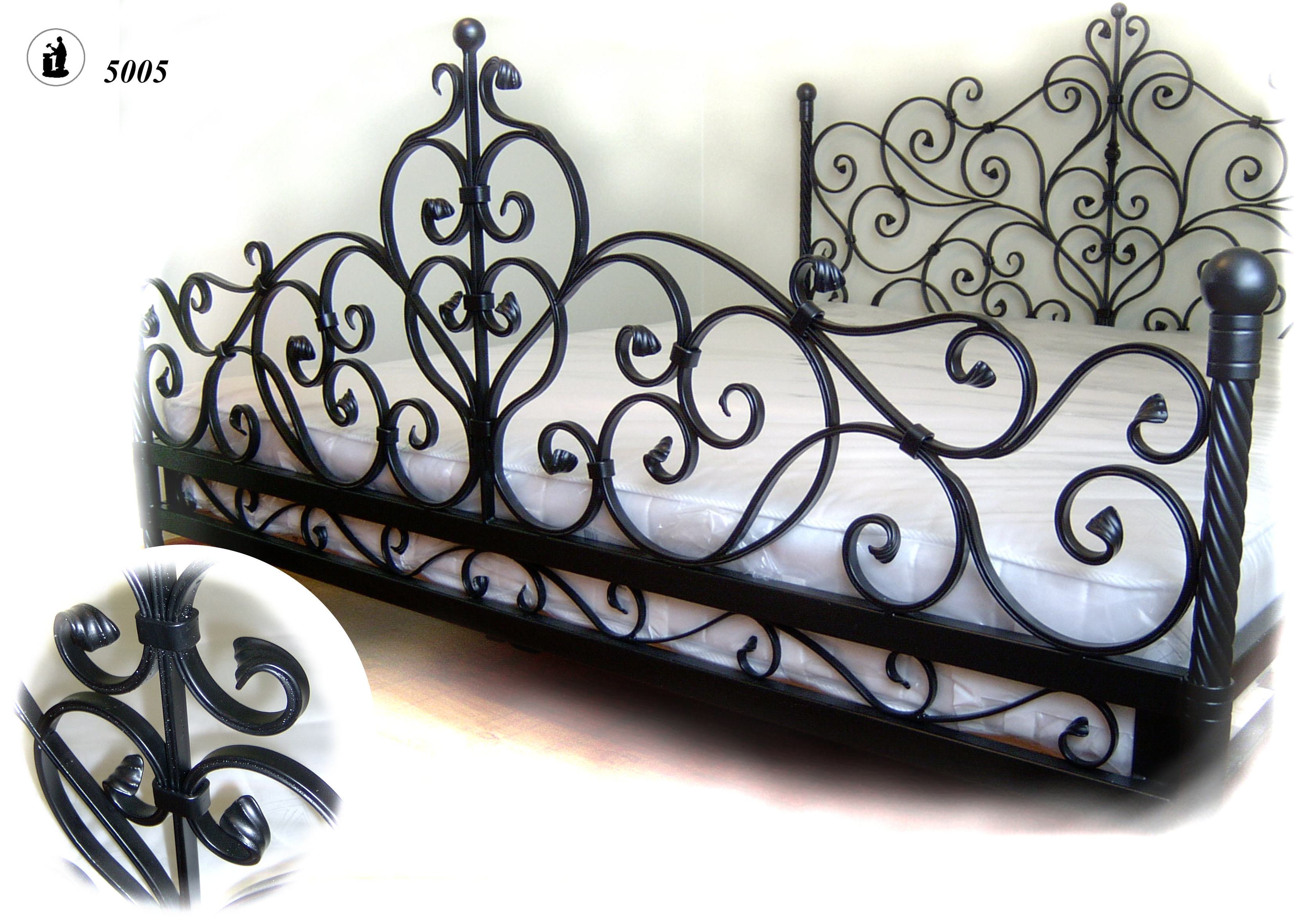 Kute, czarne łóżko z ozdobnymi, spiralnymi elementami, widoczne z bliska detale połączeń.