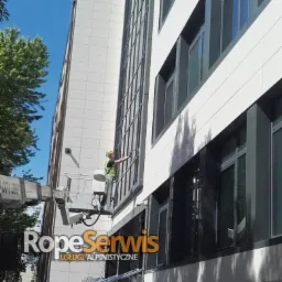 Mycie fasad szklanych na wysokości.