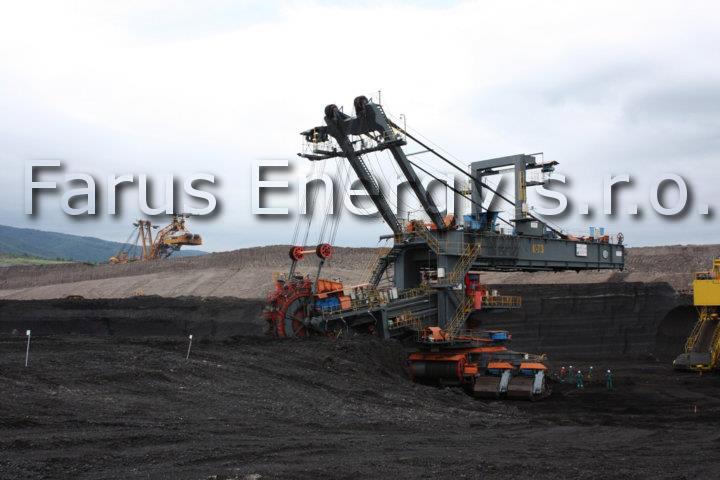 Rozległa kopalnia odkrywkowa z wielkimi maszynami wydobywczymi w trakcie pracy, wzgórza w oddali i napis 'Farus Energy s.r.o.' na zdjęciu.