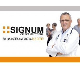 Uśmiechnięty lekarz w białym kitlu z założonymi rękami na tle logo 'SIGNUM Opieka Medyczna' i rozmytych sylwetek pacjentów.