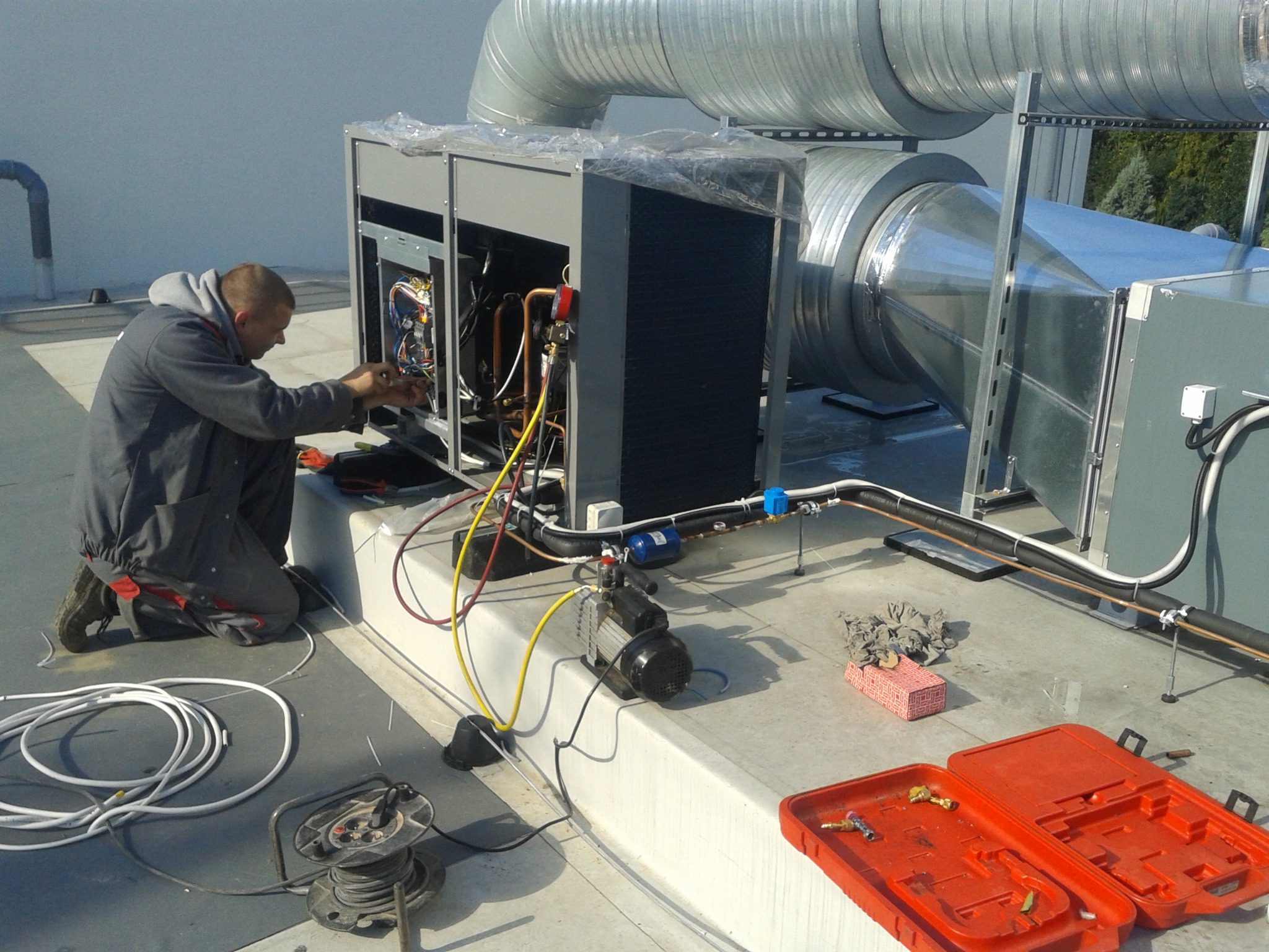 Montaż agregatu chłodniczego do agregatu centrali wentylacyjnej