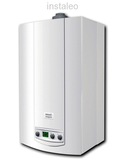 Wiszący, biały kocioł gazowy Beretta Energy TOP 24 kW z widocznym panelem sterowania i wyświetlaczem temperatury, sfotografowany na białym tle.