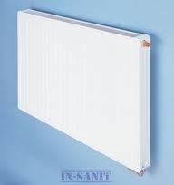 Biały grzejnik płytowy marki COSMO zamontowany na błękitnej ścianie, widoczne zawory po prawej stronie i logo producenta w dolnej części kadru.