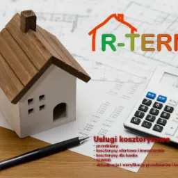 Model domu, kalkulator, ołówek i dokument z obliczeniami kosztorysowymi na drewnianym biurku, z logo 'R-TERM' nad modelem domu.