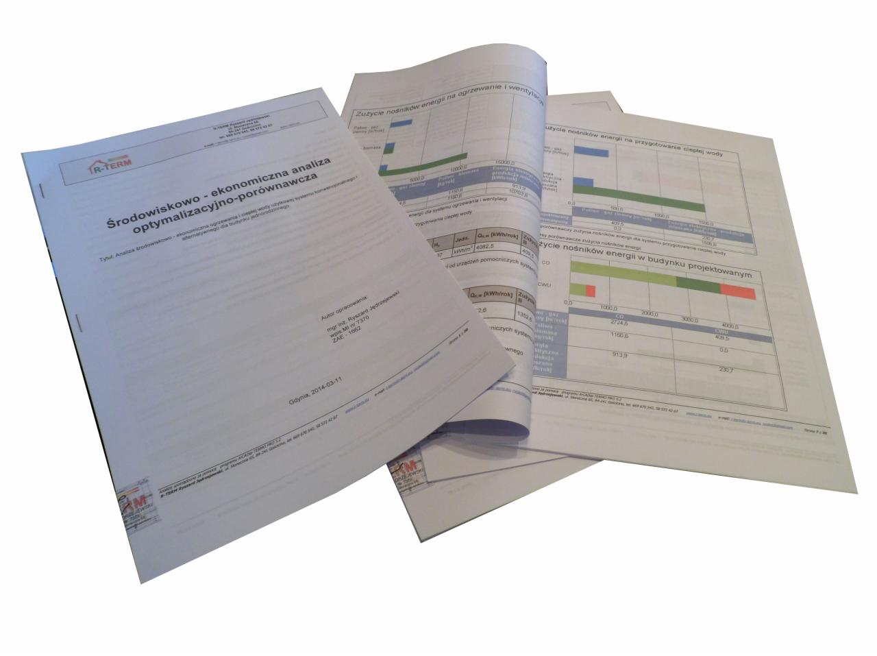 Dokumentacja analizy środowiskowo-ekonomicznej z wykresami zużycia energii w budynku, widoczne logo firmy i dane autora opracowania.