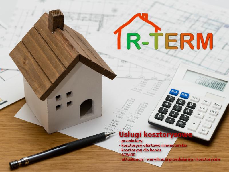 Model domu, kalkulator, ołówek i dokument z obliczeniami kosztorysowymi na drewnianym biurku, z logo 'R-TERM' nad modelem domu.