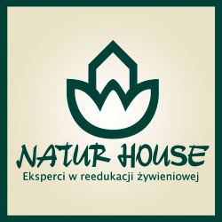 Logo Natur House: zielony symbol roślinny nad napisem 'NATUR HOUSE Eksperci w reedukacji żywieniowej' na beżowym tle z zieloną ramką.