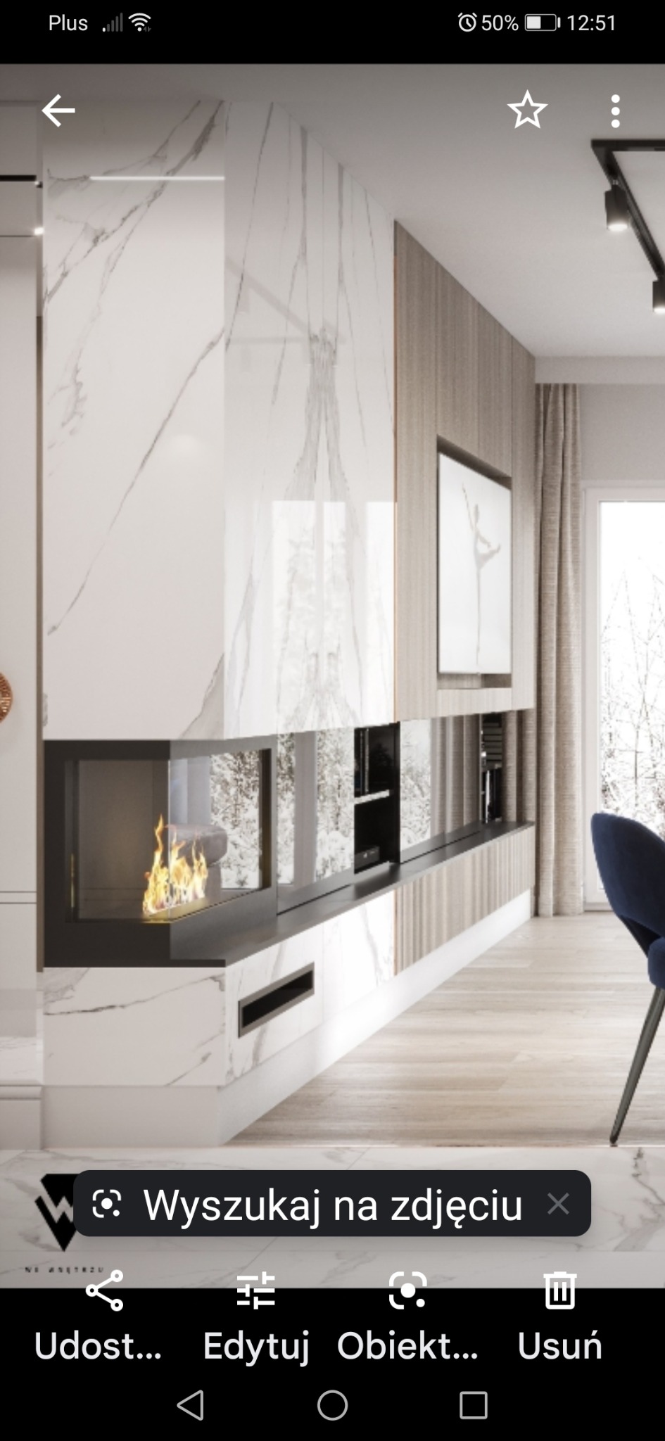 Nowoczesny salon z marmurową ścianą, wbudowanym biokominkiem i telewizorem z baletnicą, oświetlony punktowo.