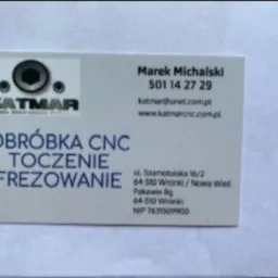 Wizytówka firmy Katmar z Wronk, specjalizującej się w obróbce CNC, toczeniu i frezowaniu. Widoczne dane kontaktowe: numer telefonu, adres e-mail oraz strona internetowa.