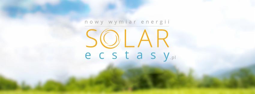 Logo firmy 'Solar Ecstasy.pl' na tle rozmytego krajobrazu z błękitnym niebem i zielenią, z hasłem 'Nowy wymiar energii' nad nazwą firmy.