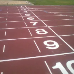 układanie sztucznej trawy ,malowanie linii boisk i na stadionach