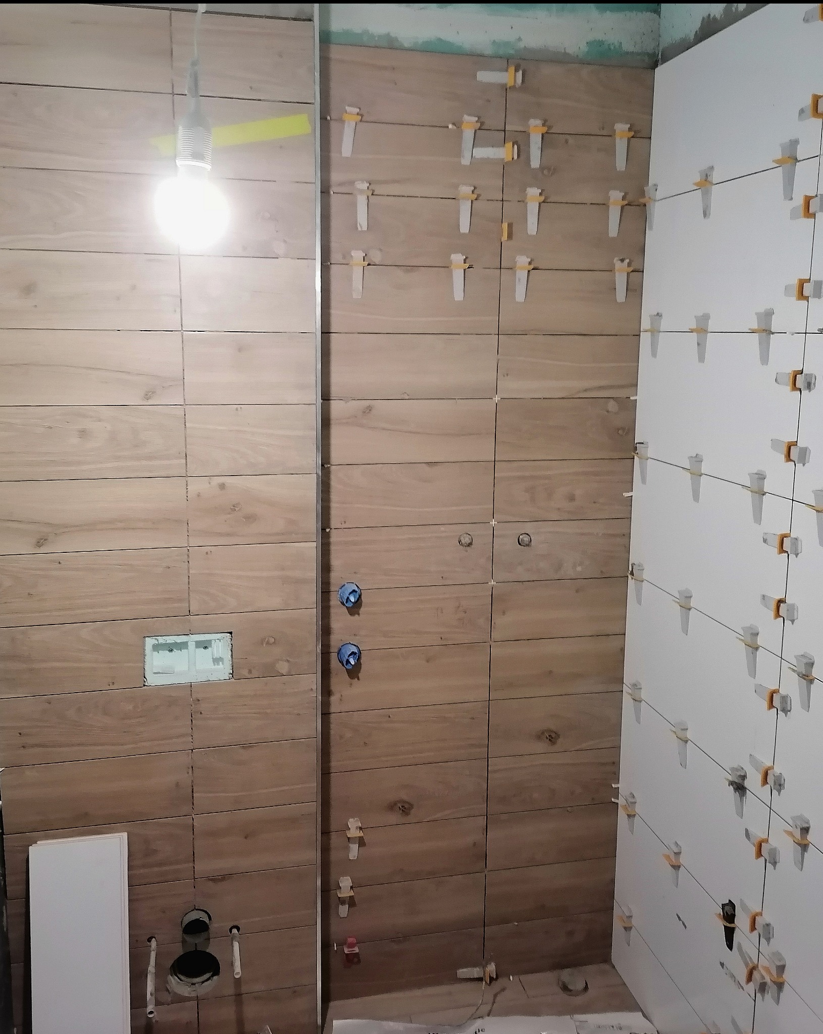 łazienka - białe płytki - glazura, brązowe gres - Świnoujście,