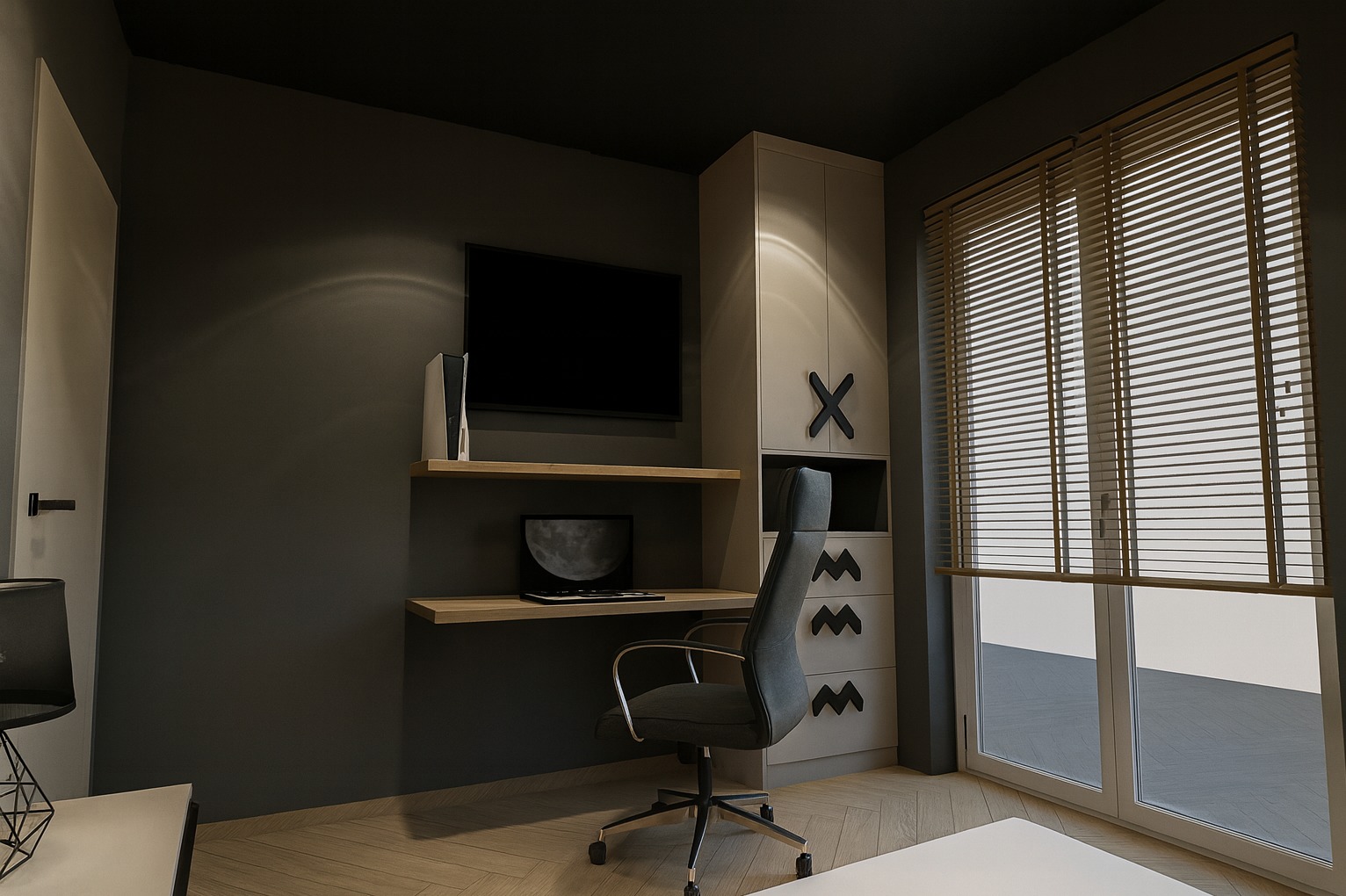 Nowoczesny pokój z biurkiem, krzesłem obrotowym i szafką z dekoracyjnymi uchwytami w kształcie litery X i M. Na ścianie telewizor i konsola do gier. Drewniane żaluzje w oknie.