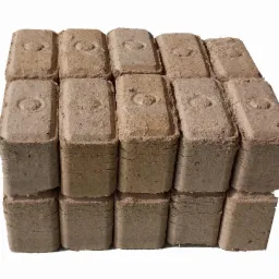 Ułożone brykiety drzewne w regularnym stosie na białym tle, widoczne detale struktury drewna i charakterystyczne wgłębienia.