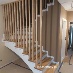 Schody jesionowe z balustradą -lamele drewniane