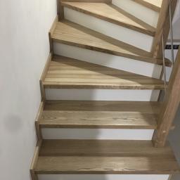 schody z białymi podstopniami 