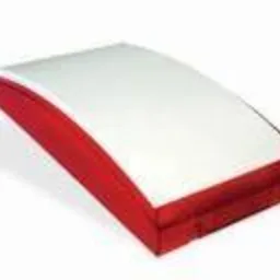 Biało-czerwona obudowa sygnalizatora alarmowego SATEL, widoczna pod lekkim kątem, z odbiciem światła na białej powierzchni.