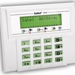 Biała klawiatura centrali alarmowej Satel z zielonym wyświetlaczem LCD prezentującym godzinę i status systemu.