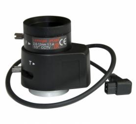 Czarny obiektyw kamery przemysłowej z regulacją ostrości, widoczne oznaczenia techniczne i złącze kablowe.