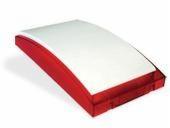 Biało-czerwona obudowa sygnalizatora alarmowego SATEL, widoczna pod lekkim kątem, z odbiciem światła na białej powierzchni.