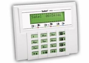 Biała klawiatura centrali alarmowej Satel z zielonym wyświetlaczem LCD prezentującym godzinę i status systemu.