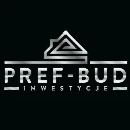 Srebrne logo firmy budowlanej PREF-BUD Inwestycje na czarnym tle, z minimalistycznym symbolem domu.