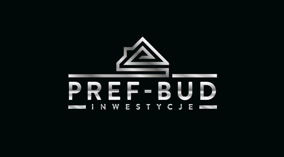 Srebrne logo firmy budowlanej PREF-BUD Inwestycje na czarnym tle, z minimalistycznym symbolem domu.