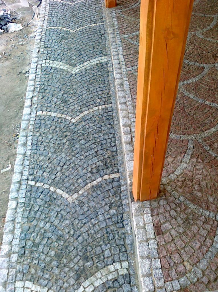 Układanie kostki brukowej betonowej, a w szczególności granitowej.