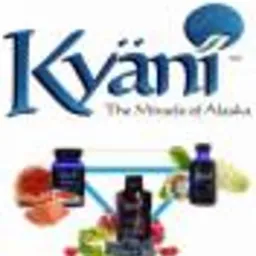 Logo Kyani z produktami: butelki i kapsułki suplementów diety, otoczone owocami i warzywami na białym tle.