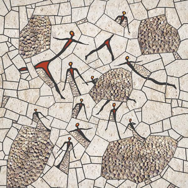 Mozaika ścienna z jasnych, nieregularnych kamieni, z wkomponowanymi motywami stylizowanych postaci ludzkich w kolorach czerni i czerwieni, oraz wstawkami z drobnych kamyków.