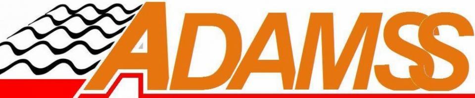 Pomarańczowe logo firmy ADAMSS z motywem falistych linii symbolizujących dachówkę i czerwoną linią u dołu.