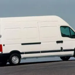 Biały furgon Opel Movano z wysokim dachem, zaparkowany na asfalcie, widziany z boku. Czysty, prosty design. Idealny do transportu i przeprowadzek.