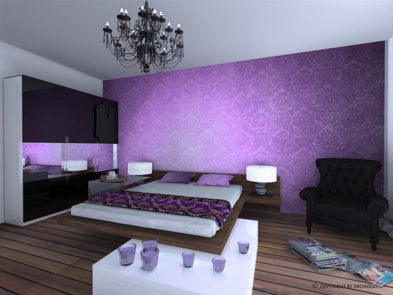 Sypialnia w odcieniach fioletu z wzorzystą tapetą, czarnym żyrandolem i szafą z lustrzanymi frontami; na podłodze leżą gazety obok czarnego fotela.