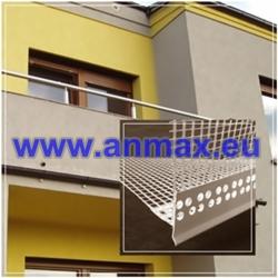 Fragment elewacji budynku z zamontowaną listwą okapnikową podtynkową MAX ANMAX PROFILE, z widocznym zbliżeniem na detal produktu nałożonym na zdjęcie elewacji. Widoczny balkon z metalową barierką.