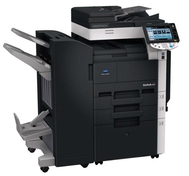 Czarno-biała kserokopiarka Konica Minolta bizhub 423 z panelem dotykowym, widoczne podajniki papieru i moduł skanowania z automatycznym podajnikiem dokumentów.