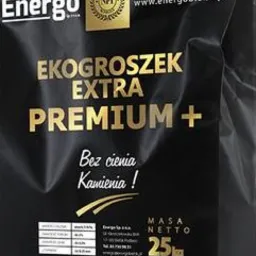 Czarny worek ekogroszku Extra Premium+ z logo Energo i informacją o wadze 25kg, na dole widoczne bryłki węgla.
