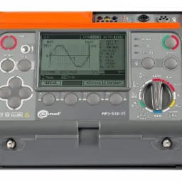 Miernik wielofunkcyjny Sonel MPI-530-IT z wyświetlaczem prezentującym przebieg napięcia i prądu, widoczne przyciski funkcyjne i pokrętło wyboru zakresu pomiarowego.