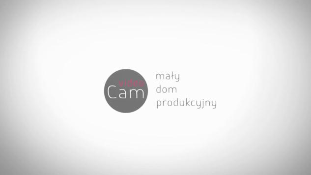 Logo firmy Video Cam, mały dom produkcyjny, szary okrąg z białym napisem Cam i różowym Video nad nim, obok szary napis mały dom produkcyjny.