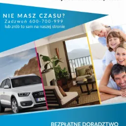 Kompozycja graficzna z Opola prezentująca ofertę ubezpieczeniową: biały samochód osobowy, wnętrze salonu z meblami wypoczynkowymi oraz uśmiechnięta rodzina, na tle niebieskiego tła z logo i danymi...