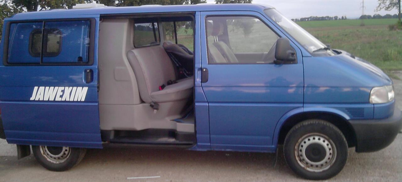 Niebieski bus z otwartymi drzwiami bocznymi, widoczny szary przedział pasażerski i biały napis 'JAWEXIM' na karoserii.