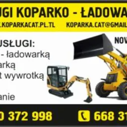 Żółta koparko-ładowarka i minikoparka na reklamie usług z Nowogrodźca, z numerami telefonów i adresem e-mail.