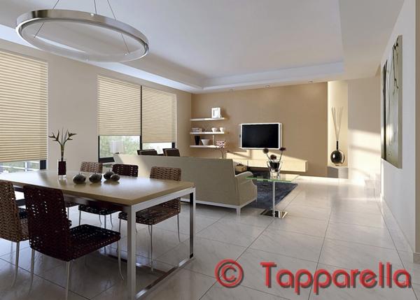 Jasne plisy okienne w nowoczesnym salonie z jadalnią, widoczne rattanowe krzesła przy stole i minimalistyczna lampa wisząca.