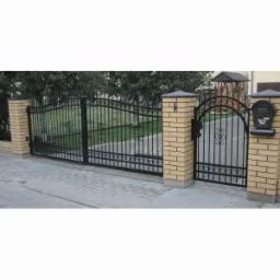 Brama skrzydłowa z profilu z grotem