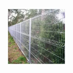 Długie, panelowe ogrodzenie z metalowej siatki, biegnące wzdłuż granicy działki porośniętej zielenią i drzewami, widoczne z perspektywy lekko od dołu.