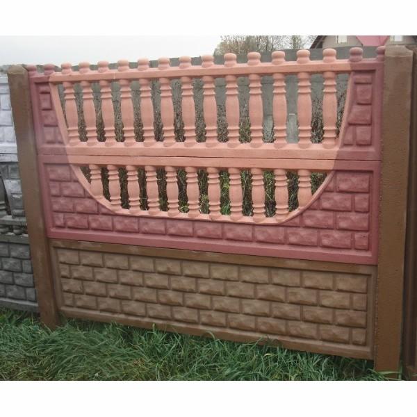 Fragment ogrodzenia betonowego z elementami imitującymi cegłę i balustradę, w odcieniach brązu i różu, ustawionego na trawie.