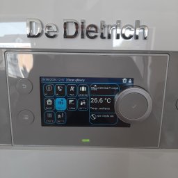 P.H.WASSER MANN II Alina Czapracka-Bodus - Panel sterowania pompy ciepła De Dietrich z wyświetlaczem pokazującym temperaturę zasilania 26.6°C oraz ikonami różnych ustawień.