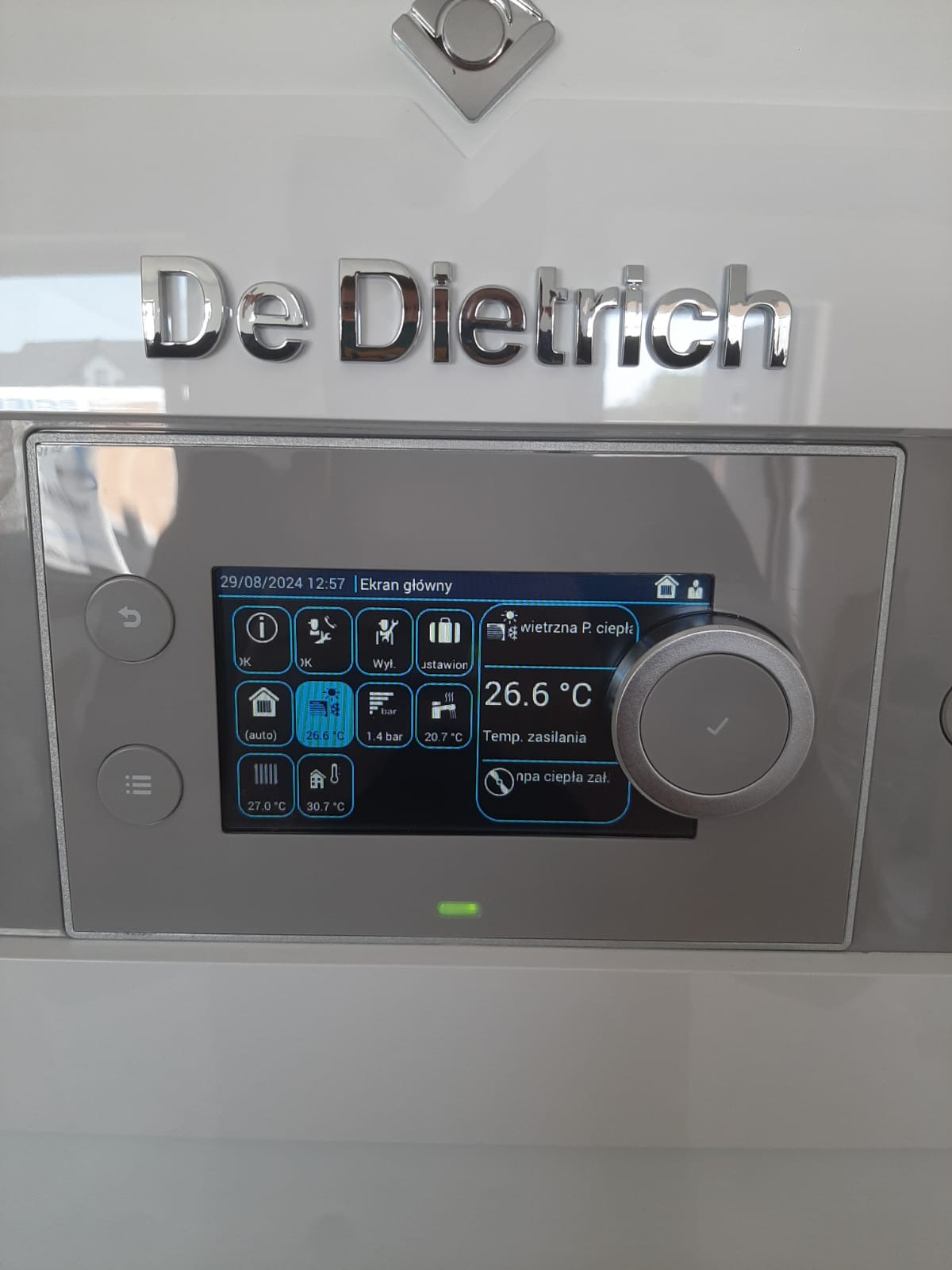 Panel sterowania pompy ciepła De Dietrich z wyświetlaczem pokazującym temperaturę zasilania 26.6°C oraz ikonami różnych ustawień.